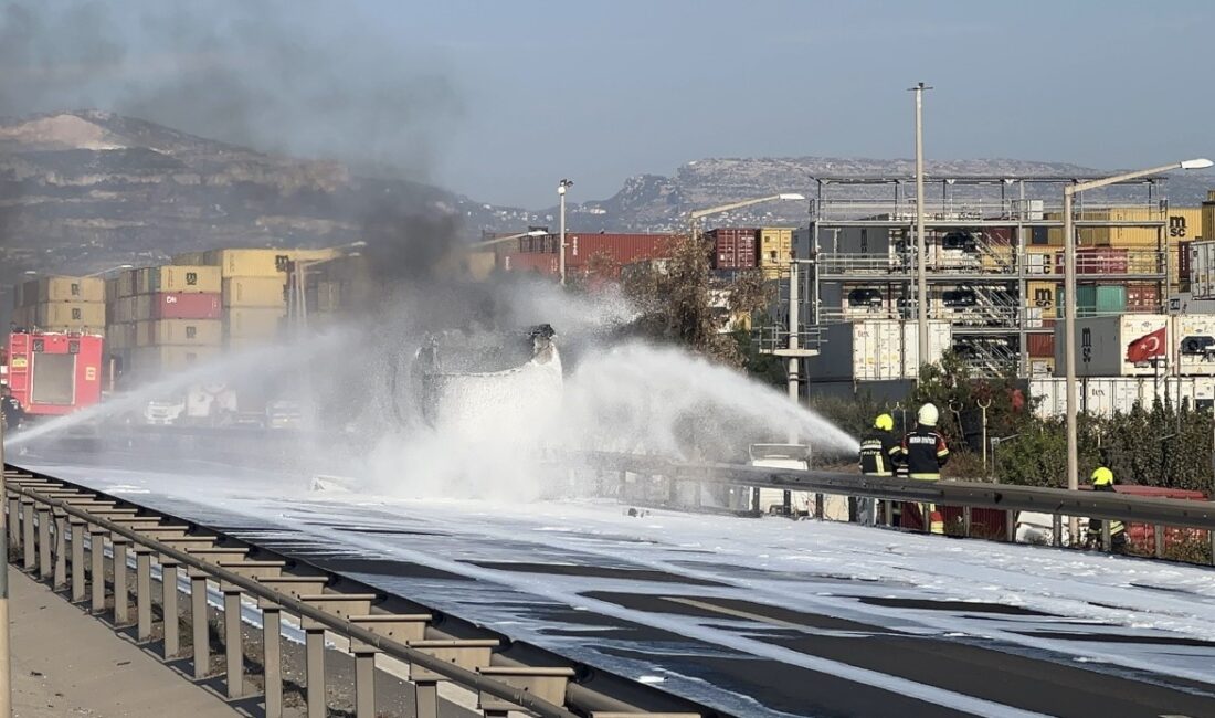 Mersin’in Toroslar ilçesinde, seyir halindeki mazot yüklü tanker alev aldı.