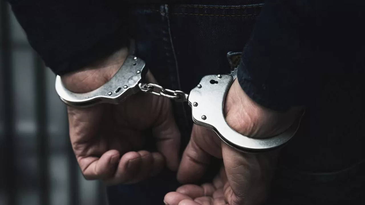 İstanbul’dan Sakarya’ya uyuşturucu madde getiren emekli polis memuru N.A., polis