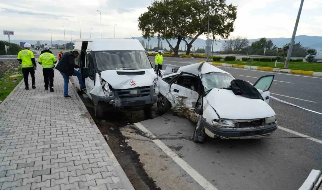 Balıkesir'de işçileri taşıyan minibüs ile otomobilin çarpışması sonucu 1 kişi