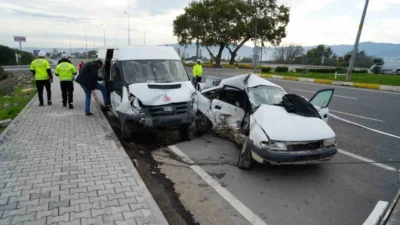 Balıkesir'de işçileri taşıyan minibüs ile otomobilin çarpışması sonucu 1 kişi