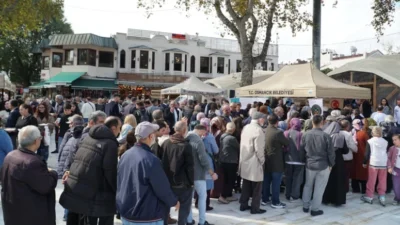Ücretsiz pilav ikramı için uzun kuyruklar oluştu. Osmancık pirinciyle hazırlanan