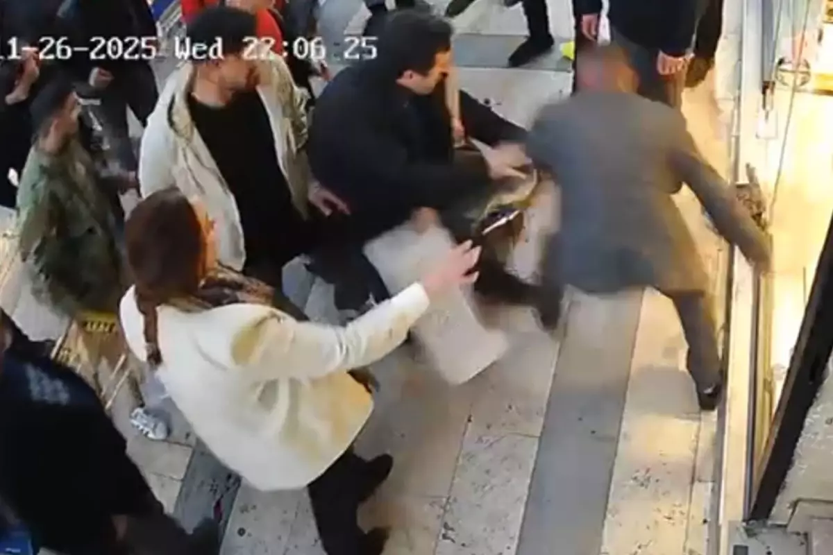 Gümüşhane’de boşanma aşamasındaki O.K.’nin eşi N.K.’ye bıçakla saldırdığı anlar güvenlik