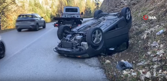 Bolu’nun Yedigöller Milli Parkı yolunda gizli buzlanma nedeniyle kontrolden çıkan