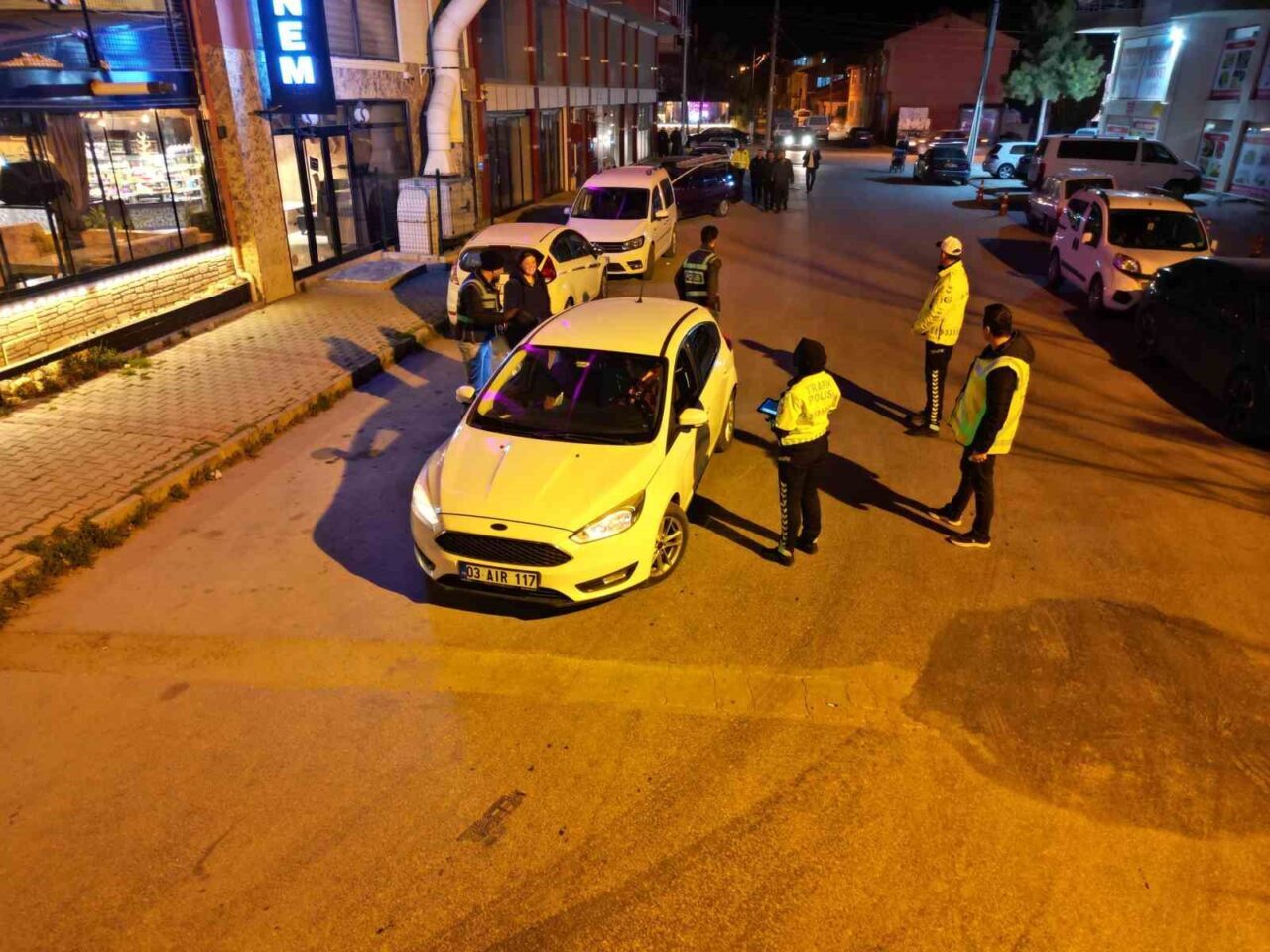 Afyonkarahisar’ın Bolvadin ilçesinde çok sayıda polisin katılımıyla huzur ve asayiş