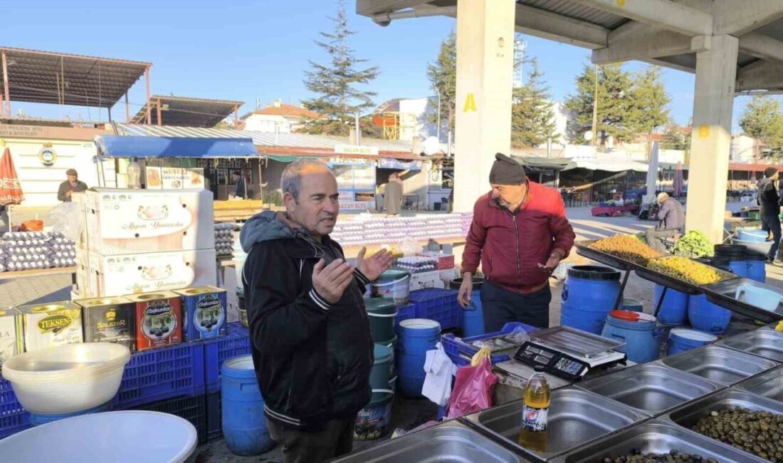 Afyonkarahisar’ın Şuhut ilçesinde hafta sonu kurulan semt pazarının dua ile