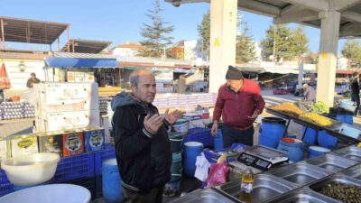 Afyonkarahisar’ın Şuhut ilçesinde hafta sonu kurulan semt pazarının dua ile