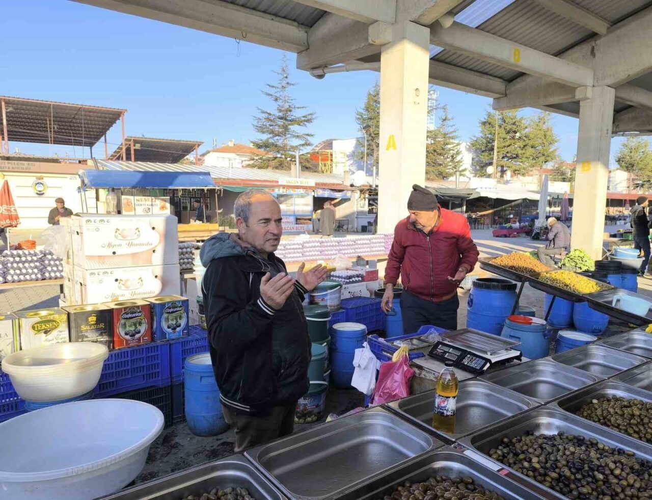 Afyonkarahisar’ın Şuhut ilçesinde hafta sonu kurulan semt pazarının dua ile