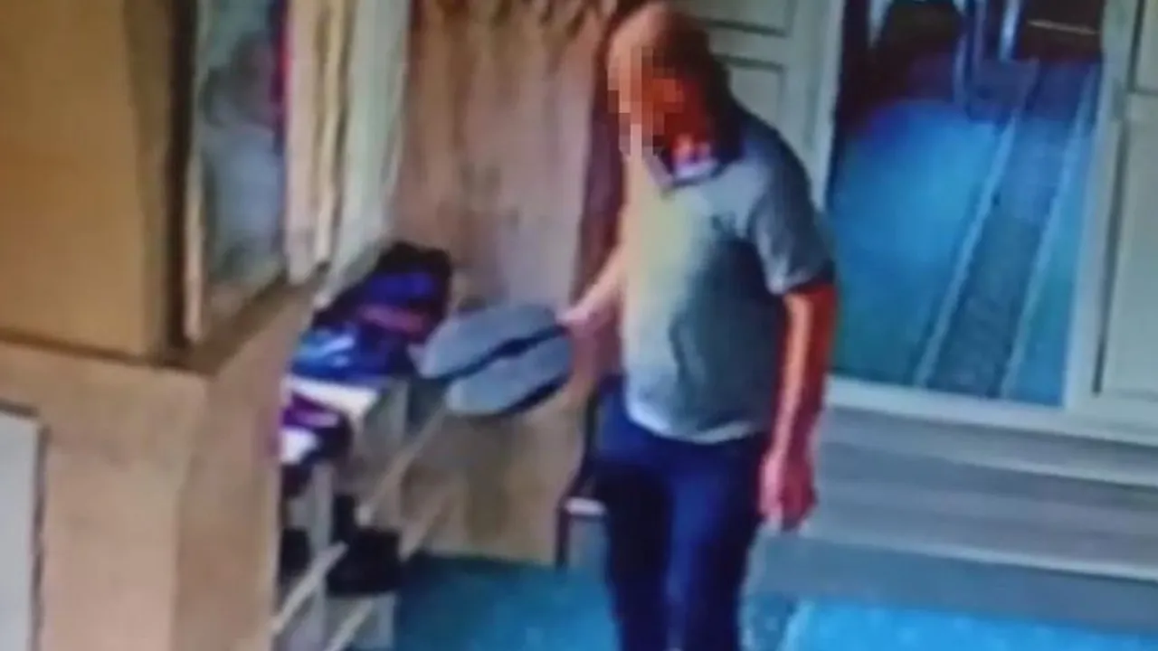 Adana’nın Yüreğir ilçesindeki Zekiye Düşmez Hal Camii’nde kimliği belirsiz bir