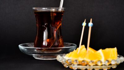 Ticaret Bakanlığı, Üsküdar’da faaliyet gösteren bir işletmeye, çayın yanına verilen