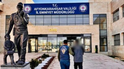 Afyonkarahisar’da farklı suçlardan hapis cezaları ile aranan 2 şahıs polis