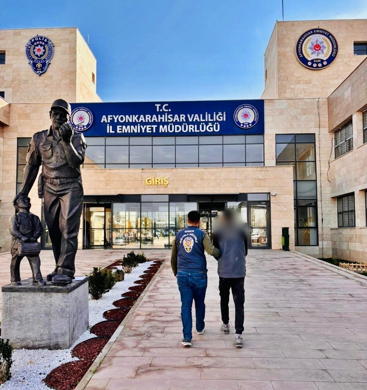 Afyonkarahisar’da farklı suçlardan hapis cezaları ile aranan 2 şahıs polis
