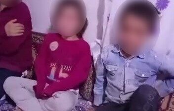 Kavgalı olduğu akrabalarına misafir giden 4 çocuğunu eve çağırarak kemerle