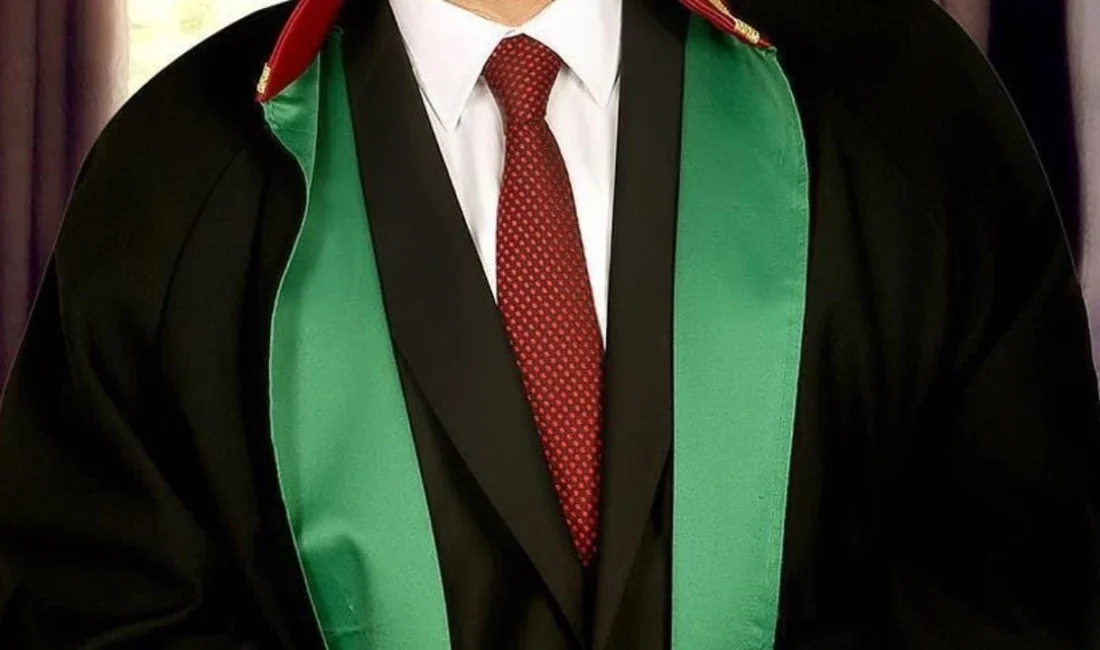 Denizli Barosu, sosyal medyada bir kişinin avukat cübbesi giyerek otomobil