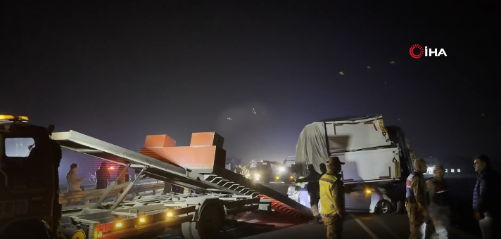 Diyarbakır-Batman karayolunda 5 aracın karıştığı zincirleme trafik kazasında 3 kişi