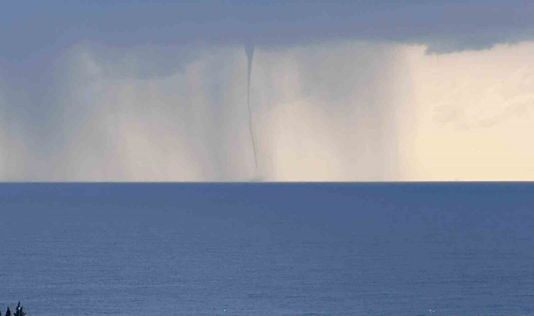 Antalya’nın İncekum Plajı açıklarında sabah saatlerinde peş peşe iki hortum