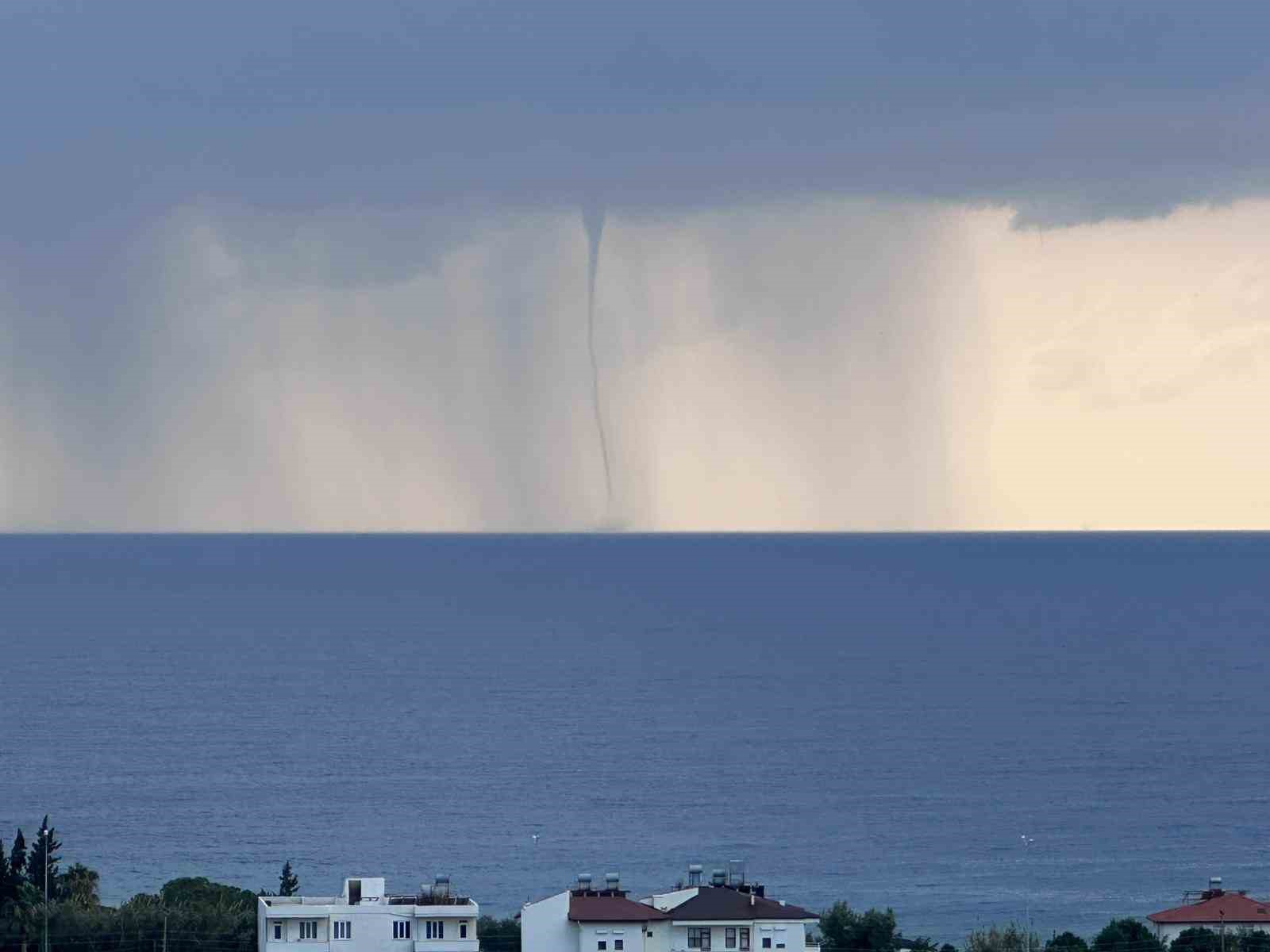 Antalya’nın İncekum Plajı açıklarında sabah saatlerinde peş peşe iki hortum