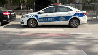 Afyonkarahisar’da yanlışlıkla yaya yoluna park eden polis aracına İl Emniyet