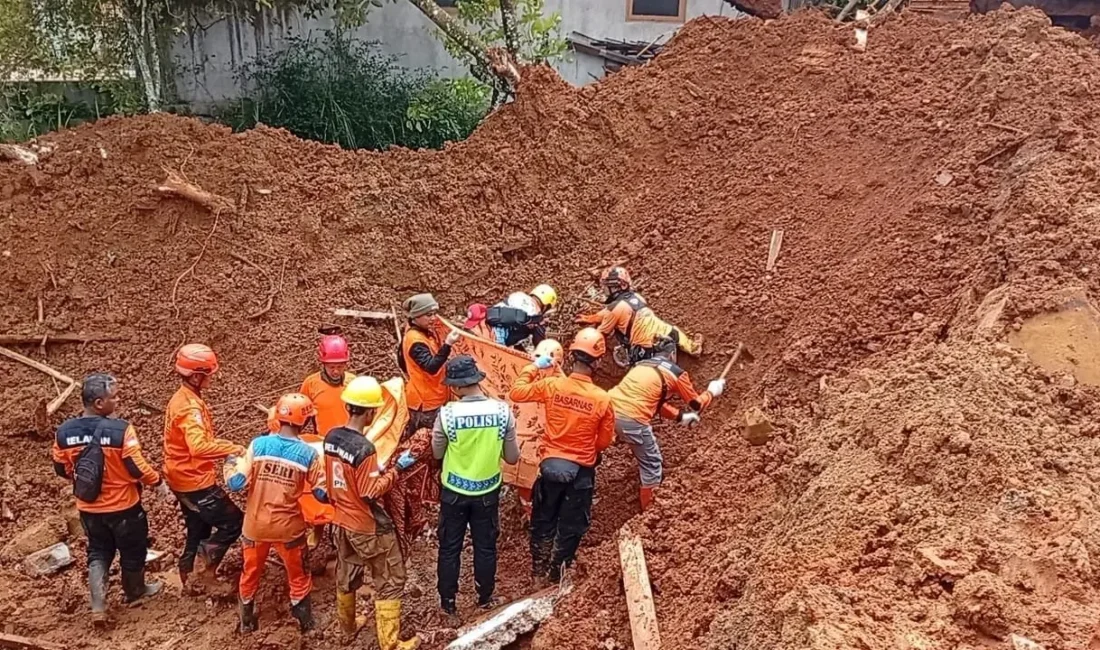 Endonezya’nın Orta Java bölgesinde şiddetli yağışların yol açtığı toprak kaymasında