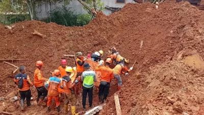 Endonezya’nın Orta Java bölgesinde şiddetli yağışların yol açtığı toprak kaymasında