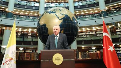 Cumhurbaşkanı Erdoğan, "Çevremizdeki çatışma, kriz, zulümler karşısında sorumluluk alıyor, kolayı