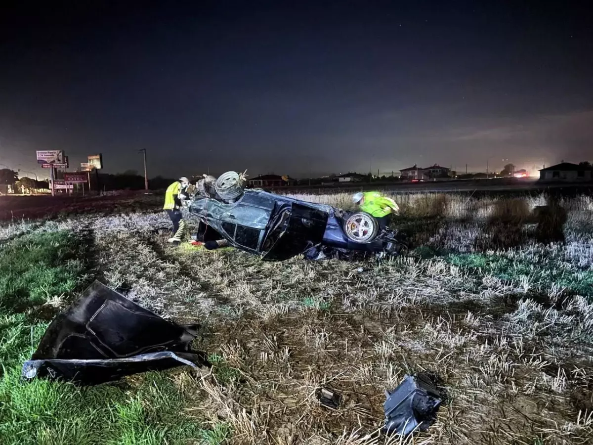 Sürücünün direksiyon hakimiyetini kaybettiği otomobil takla attı. Kazada 2 kişi