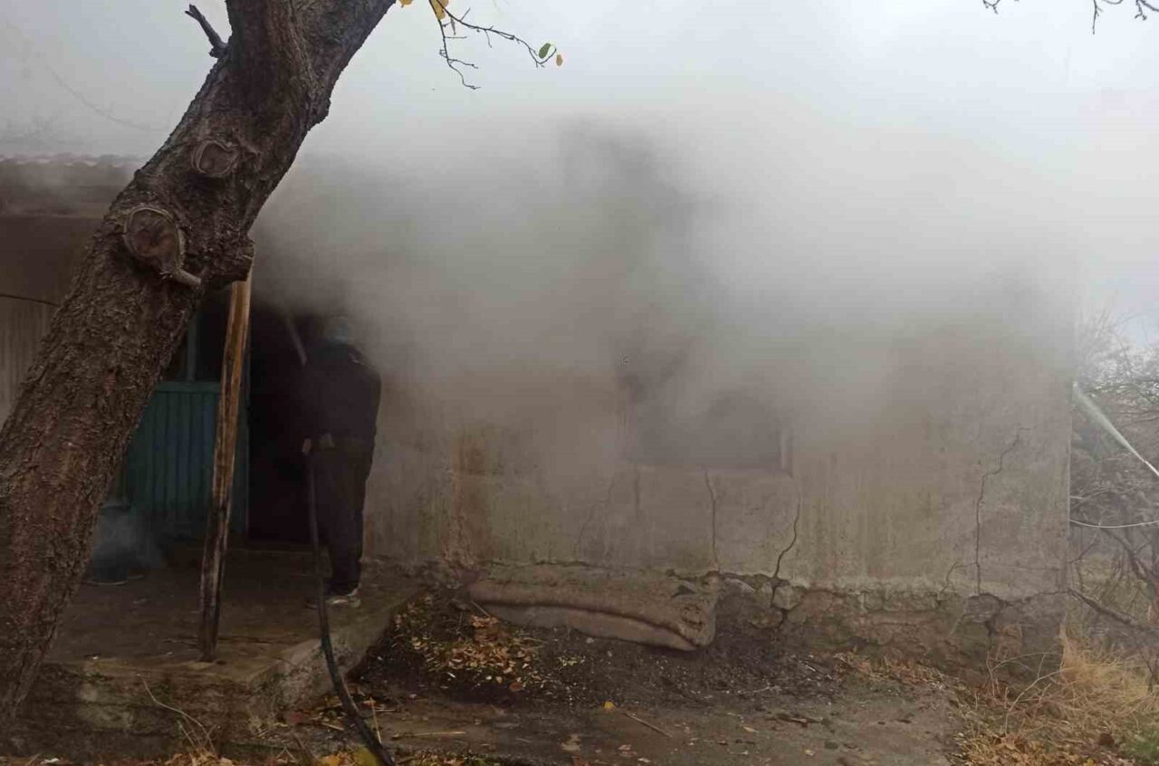 Afyonkarahisar’ın Şuhut ilçesine bağlı Karaadilli beldesinde yaşanan ev yangını itfaiye