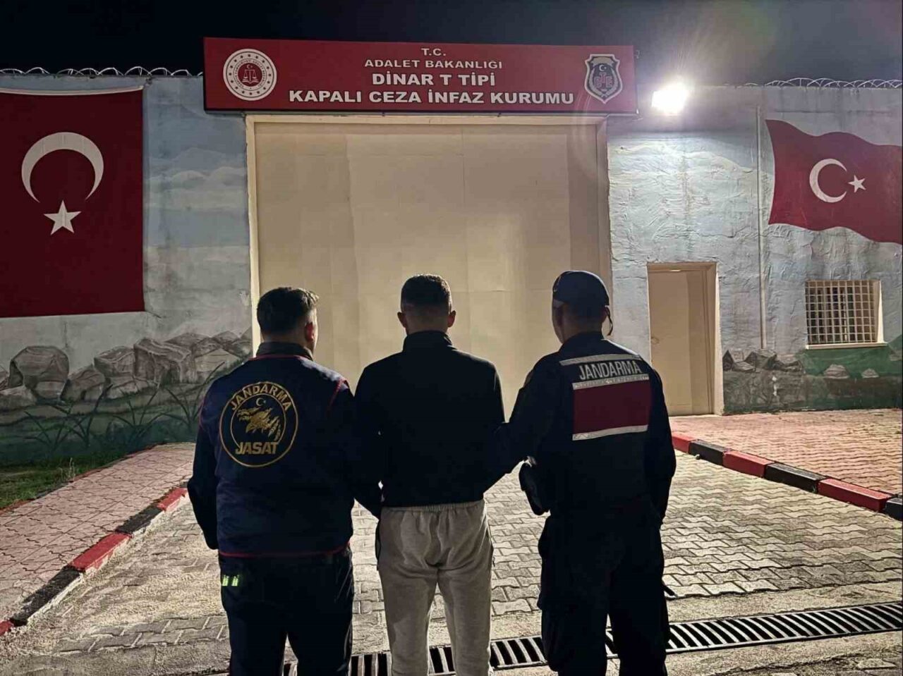 Afyonkarahisar Evciler’de 3 farklı evden ziynet eşyası çalan A.E. isimli