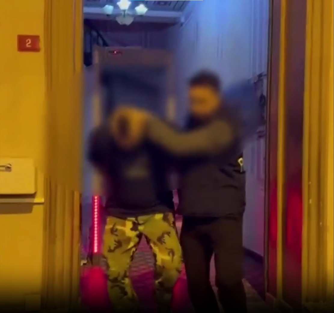 Bir sosyal medya fenomeni, çalıştığı işletmede çalışanını beyzbol sopasıyla darp