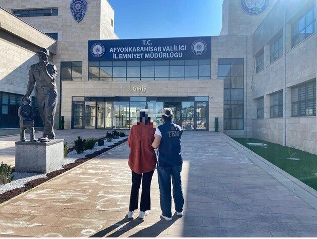 Afyonkarahisar Emniyet Müdürlüğü ekipleri, haklarında yakalama kararı bulunan şahısların tespiti