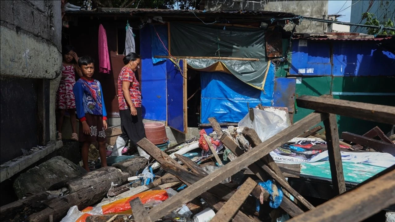 Filipinler’i vuran Fung-wong Tayfunu nedeniyle 27 kişi hayatını kaybetti, 36