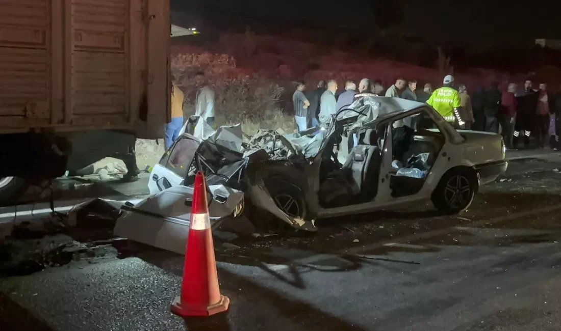 Gaziantep-Kahramanmaraş kara yolunda kamyon ile otomobilin çarpışması sonucu aynı aileden