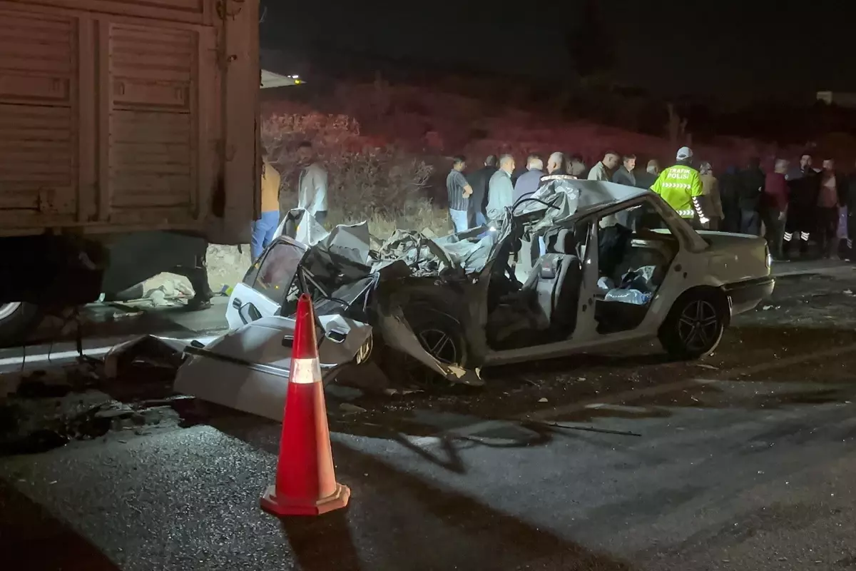 Gaziantep-Kahramanmaraş kara yolunda kamyon ile otomobilin çarpışması sonucu aynı aileden