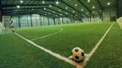 Bursa'da arkadaşlarıyla halı sahada futbol oynayan 35 yaşındaki Sinan Kurtoğlu,