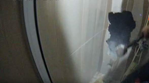 Mersin’de kablo çekmek için çıktığı binada havalandırma boşluğuna düşen internet