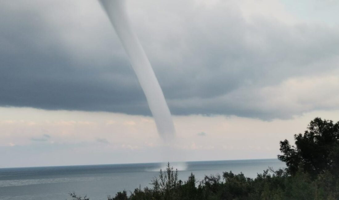 Sabah saatlerinde Antalya'da , yağmurun ardından deniz üzerinde oluşan hortum,