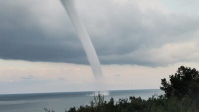 Sabah saatlerinde Antalya'da , yağmurun ardından deniz üzerinde oluşan hortum,