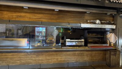 Tatil için Türkiye’ye gelen Böcek ailesi, İstanbul Beşiktaş'ta dışarıda yedikleri