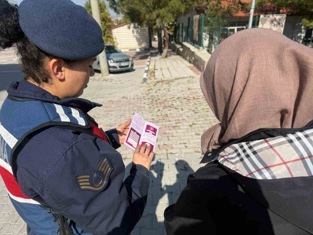 Afyonkarahisar’ın İhsaniye ilçesinde jandarma ekipleri tarafından 50’ye yakın vatandaşa kadına