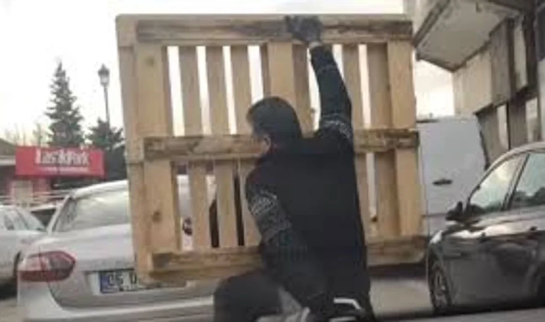 Gaziantep'te yoğun trafikte motosiklet üzerinde kucağında palet taşıyan iki kişinin