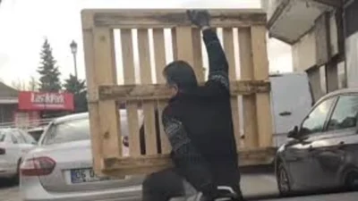 Gaziantep'te yoğun trafikte motosiklet üzerinde kucağında palet taşıyan iki kişinin