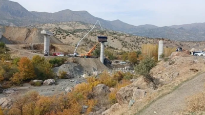 İnşaat göçüğü altında kalanlar için kurtarma çalışmalarına başlanıldı. Silvan barajı