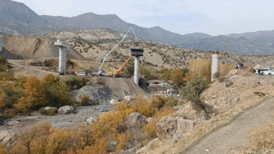 Muş- Kulp karayolu üzerinde devam eden köprü inşaatı çalışmasında çökme