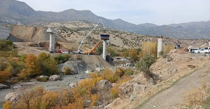 Muş- Kulp karayolu üzerinde devam eden köprü inşaatı çalışmasında çökme
