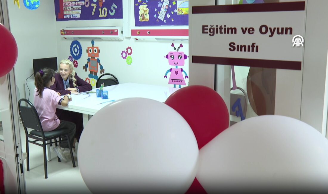 Hastanelerde oluşturulan sınıflar sayesinde tedavi gören çocuklar okuldan uzak kalmadan