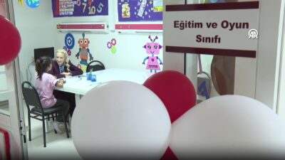 Hastanelerde oluşturulan sınıflar sayesinde tedavi gören çocuklar okuldan uzak kalmadan