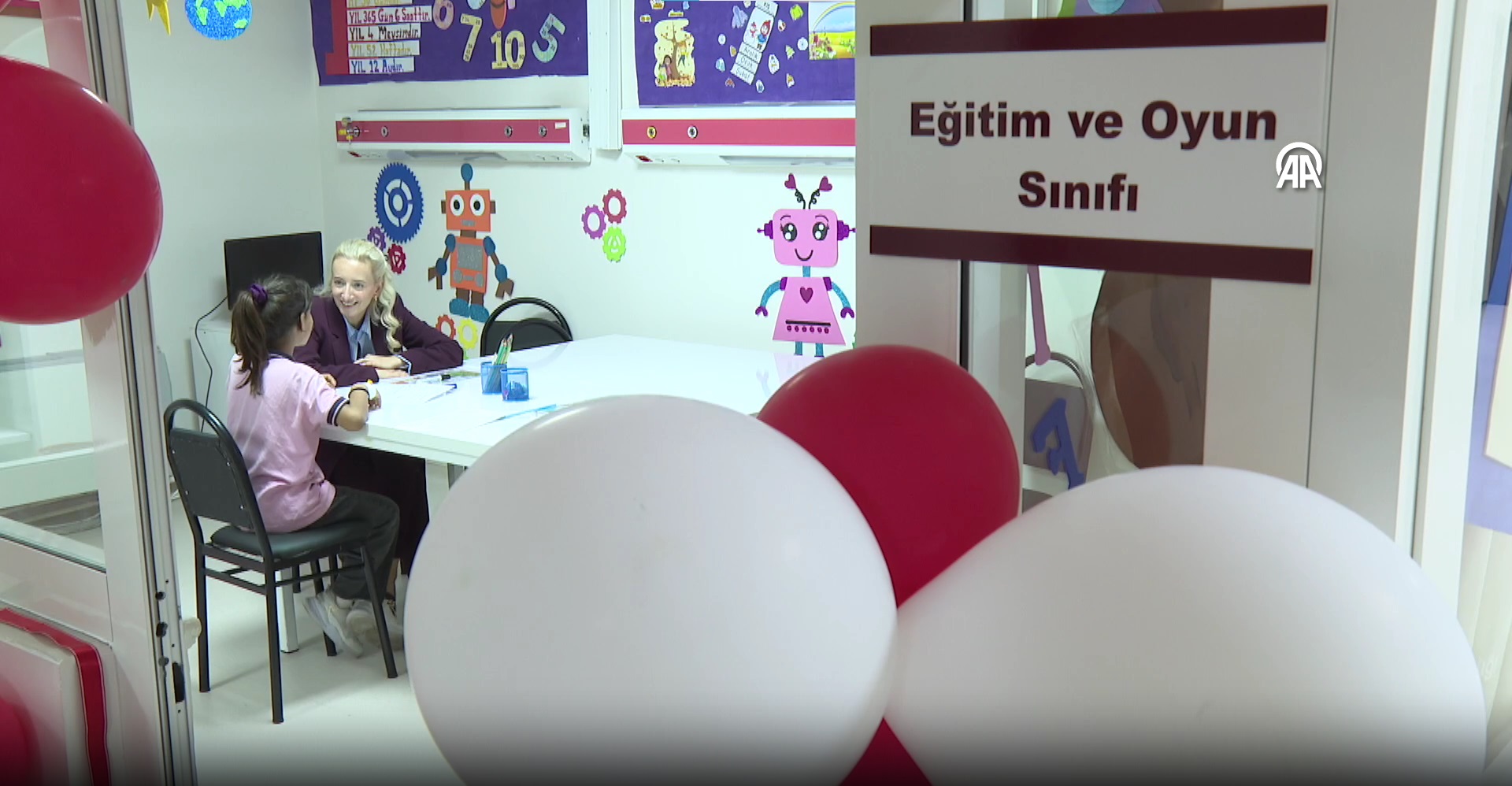 Hastanelerde oluşturulan sınıflar sayesinde tedavi gören çocuklar okuldan uzak kalmadan