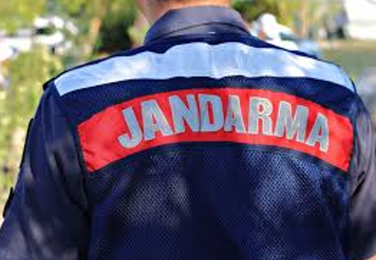 Afyonkarahisar'da jandarma tarafından bir eve yapılan baskın da 4 bin