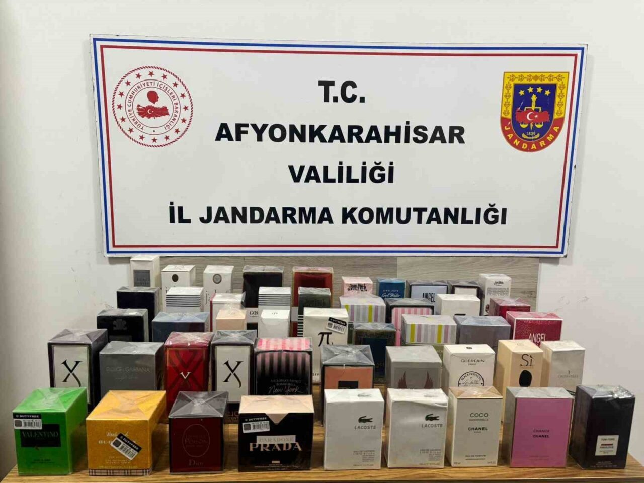 Afyonkarahisar’da jandarma ekipleri durdurdukları bir otomobilde yaptıkları aramada 46 adet
