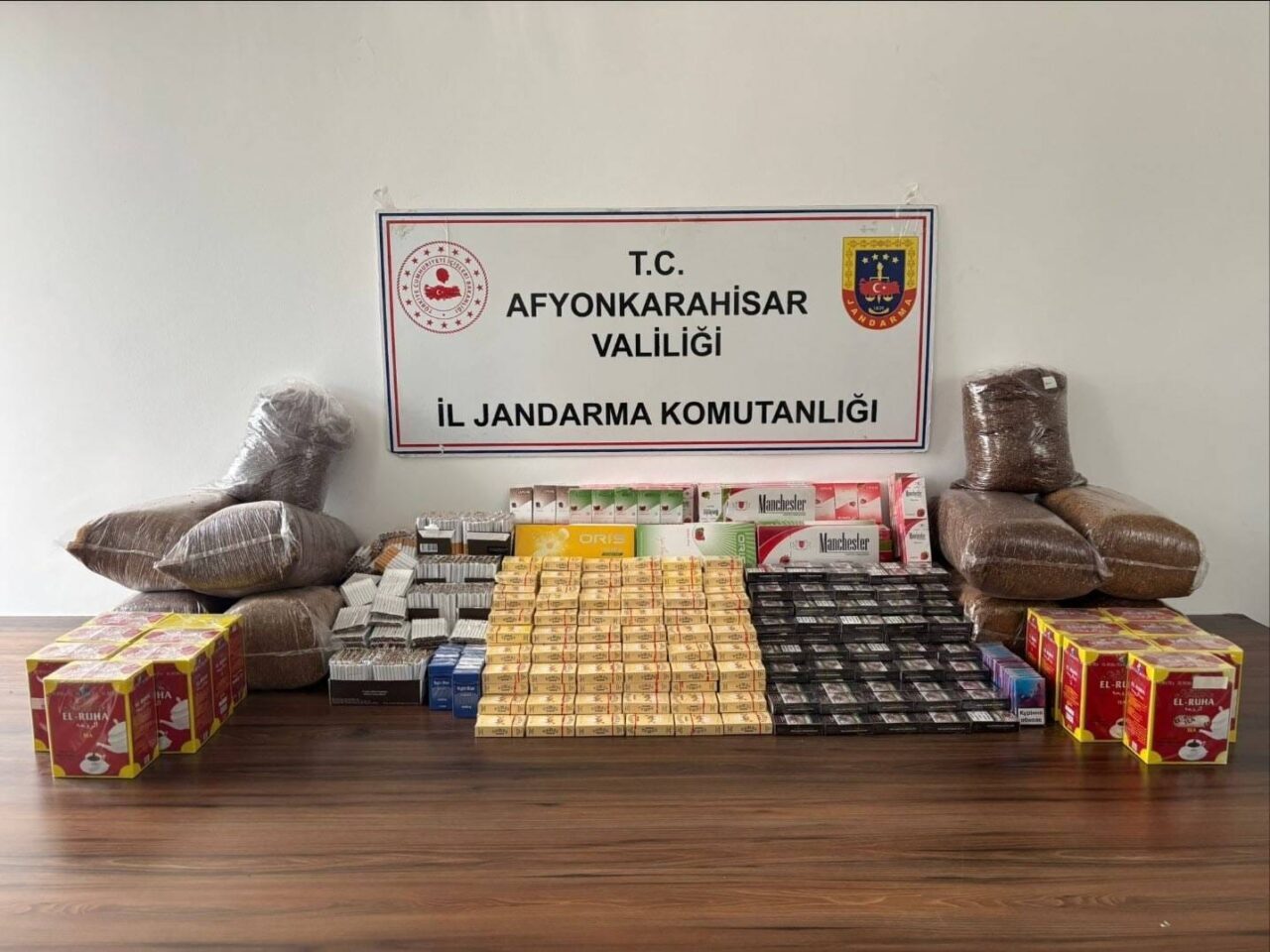 Afyonkarahisar’da Jandarma tarafından bir iş yerine yapılan baskında kaçak sigara