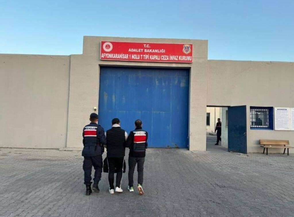 Jandarma tarafından torbacılara yönelik yapılan operasyonda gözaltına alınan bir kişi